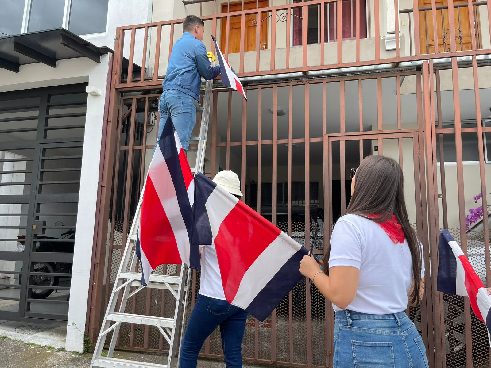 En Curridabat celebran la independencia patria decorando su vecindario