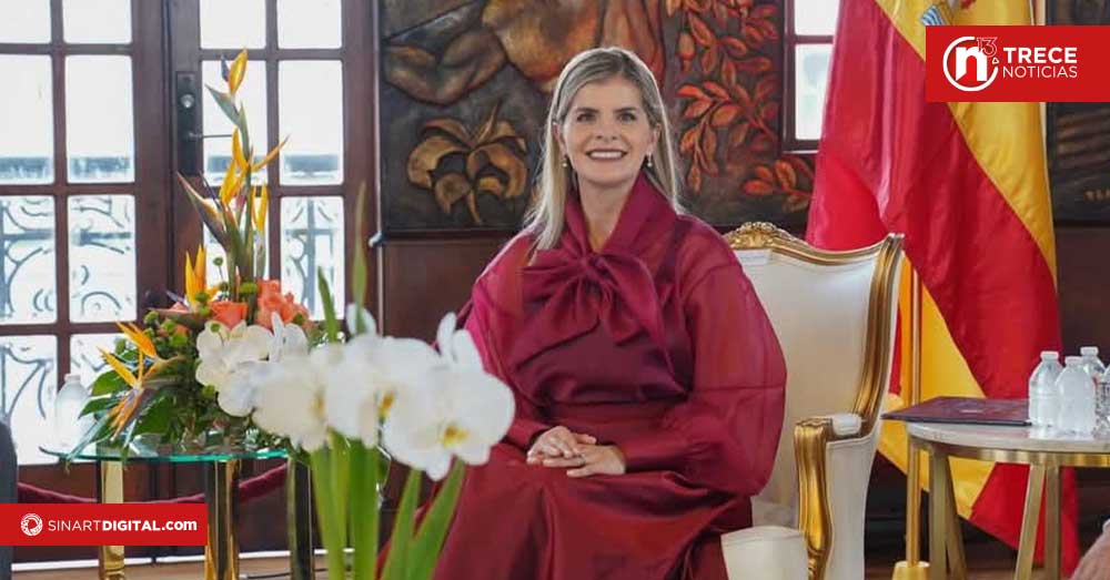 Laura Fernández inició su primer día de gobierno firmando tres decretos