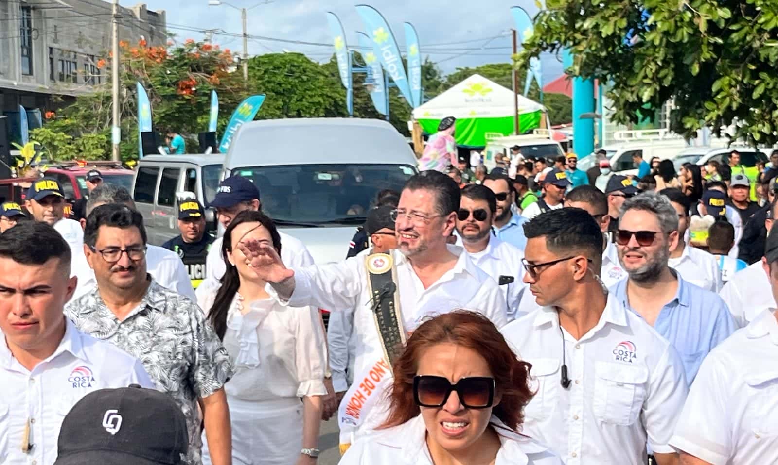 Presidente Chaves fue el mariscal de los Carnavales de Puntarenas