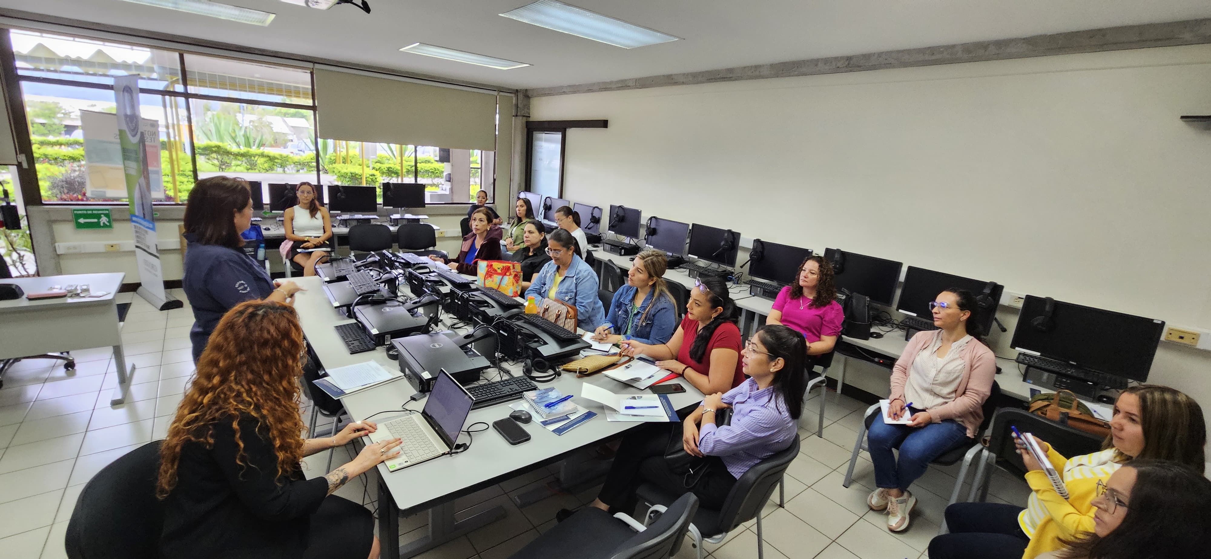 Docentes de preescolar se preparan para examen Oxford Test of English