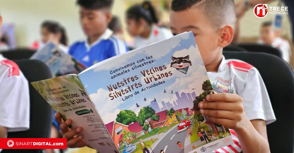 Estudiantes de Sagrada Familia recibieron libros sobre vida silvestre