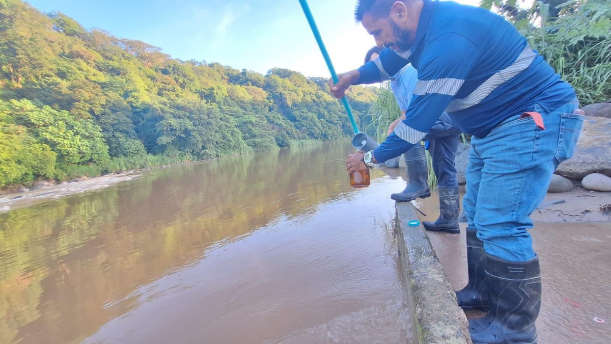 Lluvias reducen niveles de contaminación en el río Barranca 