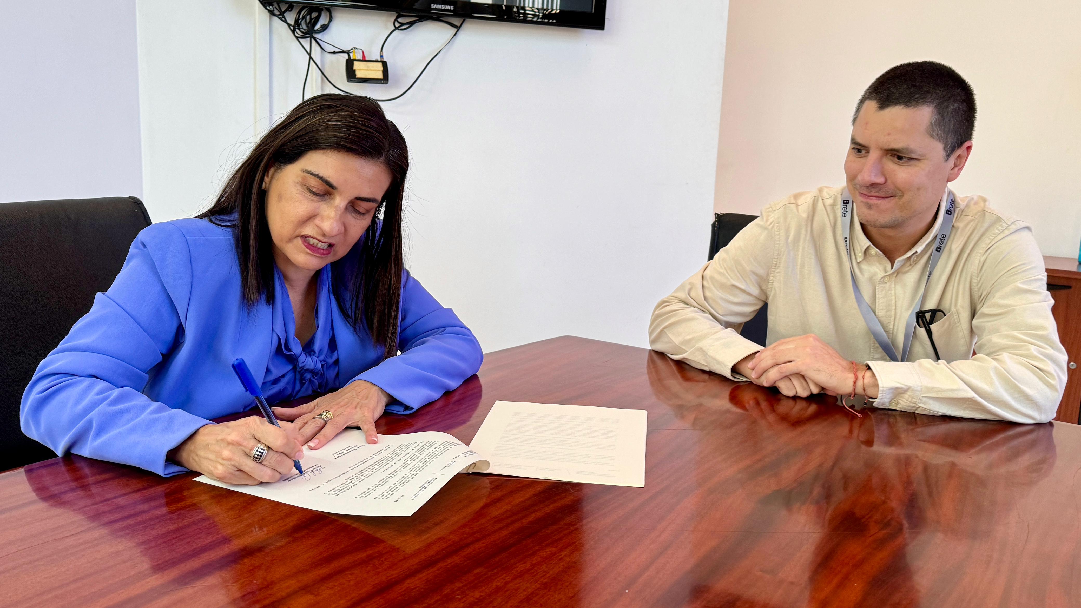 Firman convenio para fortalecer Régimen No Contributivo en Costa Rica