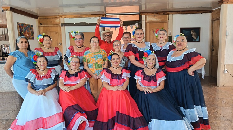 No sabían bailar folclórico hasta ahora que son adultos mayores 