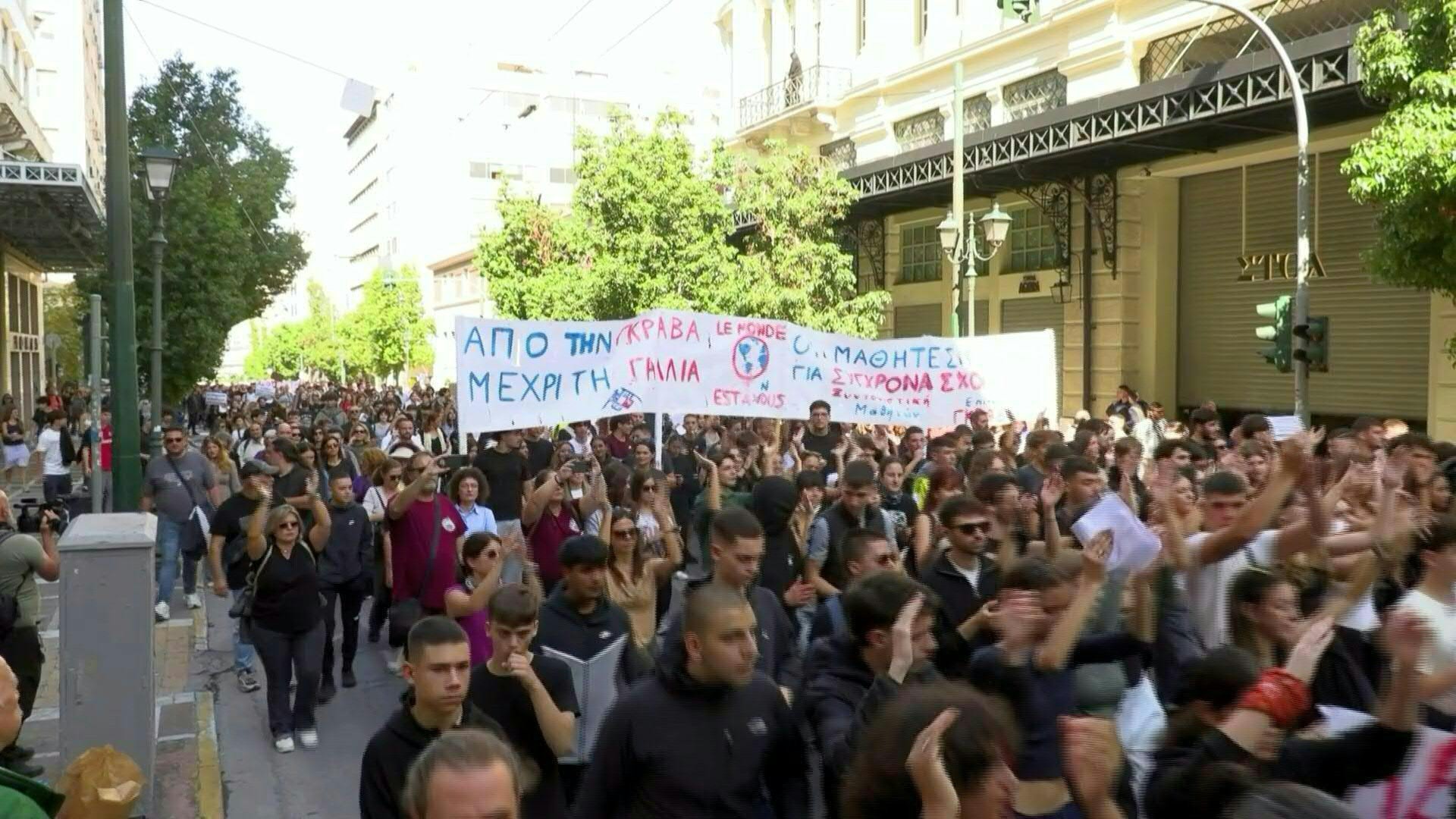 Estudiantes, profesores y funcionarios protestan en Grecia, "como en Francia"
