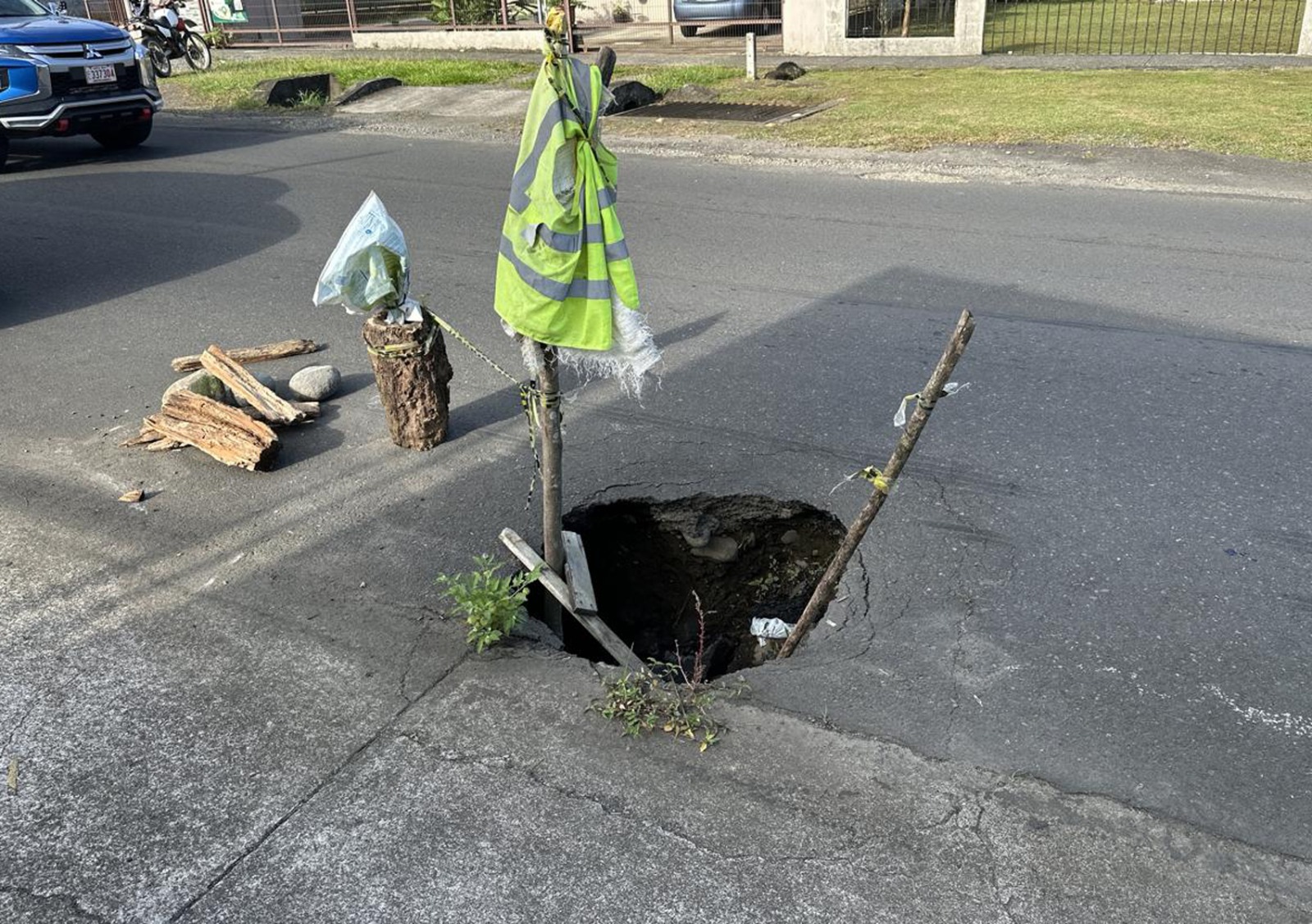 Cierran vía en San Rafael de Guápiles por cuatro días para reparar paso de alcantarilla