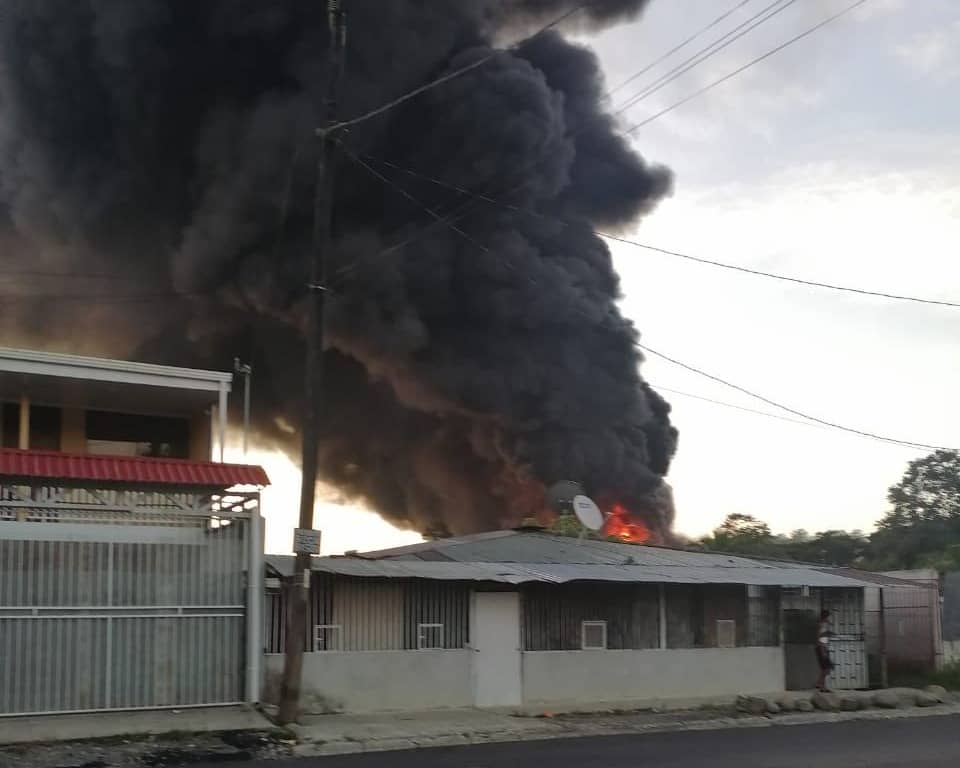 Trasiego de combustible provoca voraz incendio en Limón