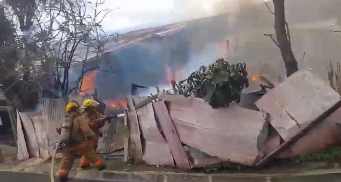 Incendio consume tres casas de madera en Tirrases