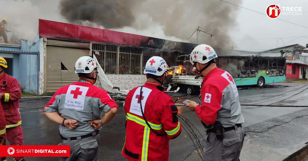 Bus y carro se incendian tras chocar en Cartago: Cruz Roja confirma un muerto