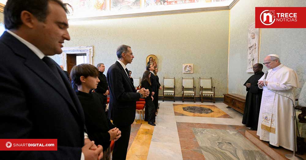 El papa consuela a familias de víctimas del incendio en un bar suizo