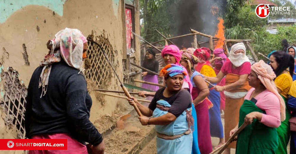 Grupo femenino incendia casas de sospechosos de haber humillado a dos mujeres en India