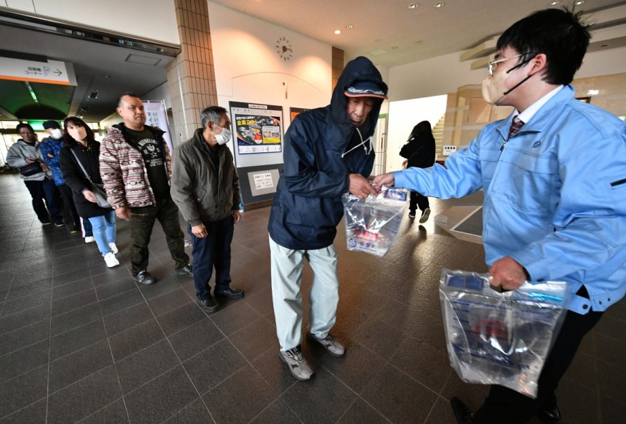 Largas filas para conseguir agua y comida tras el devastador terremoto en Japón