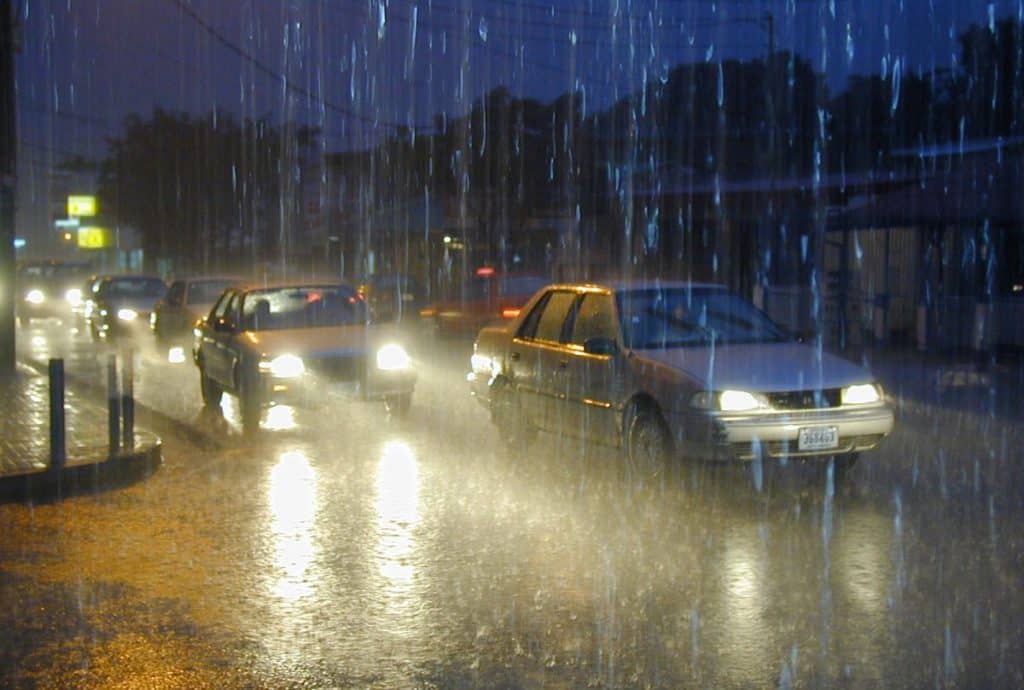 Fuertes lluvias derriban puente peatonal en Desamparados