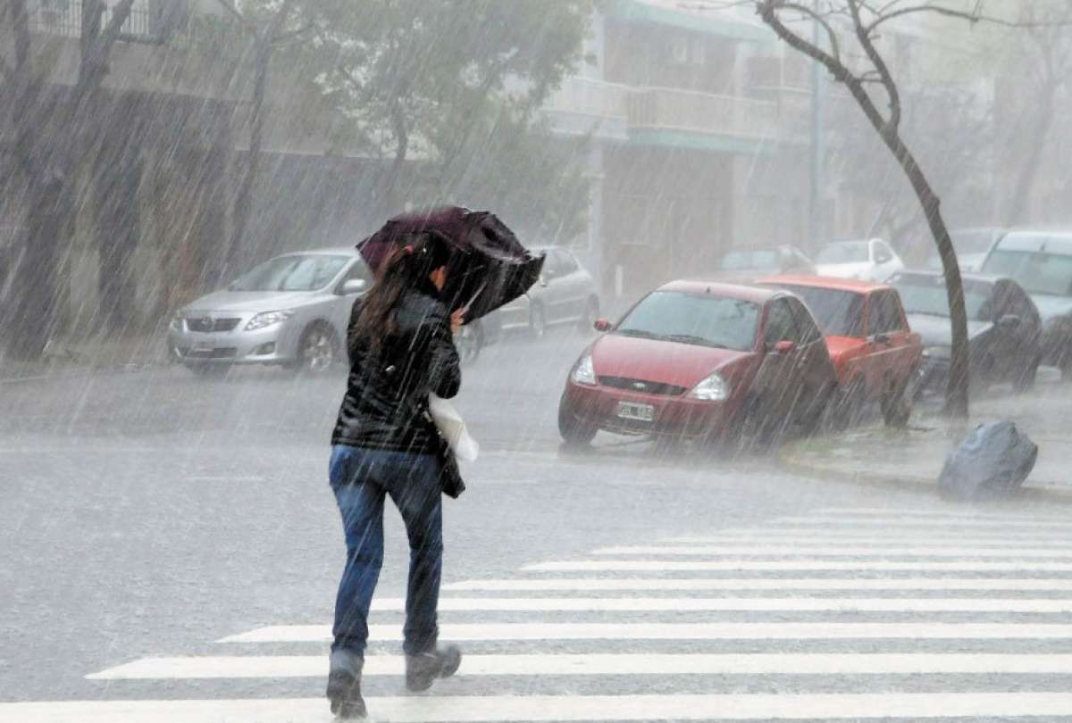 No guarde el paraguas: Condiciones lluviosas se mantendrán todo el lunes 