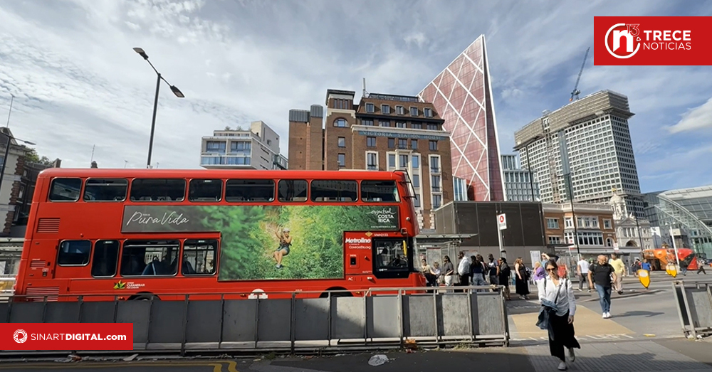 Buses rojos de Londres lucen campaña de atractivos ticos