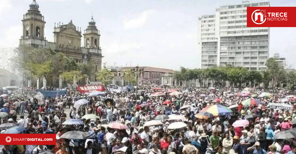 Miles de maestros marchan en demanda de nuevo pacto laboral en Guatemala