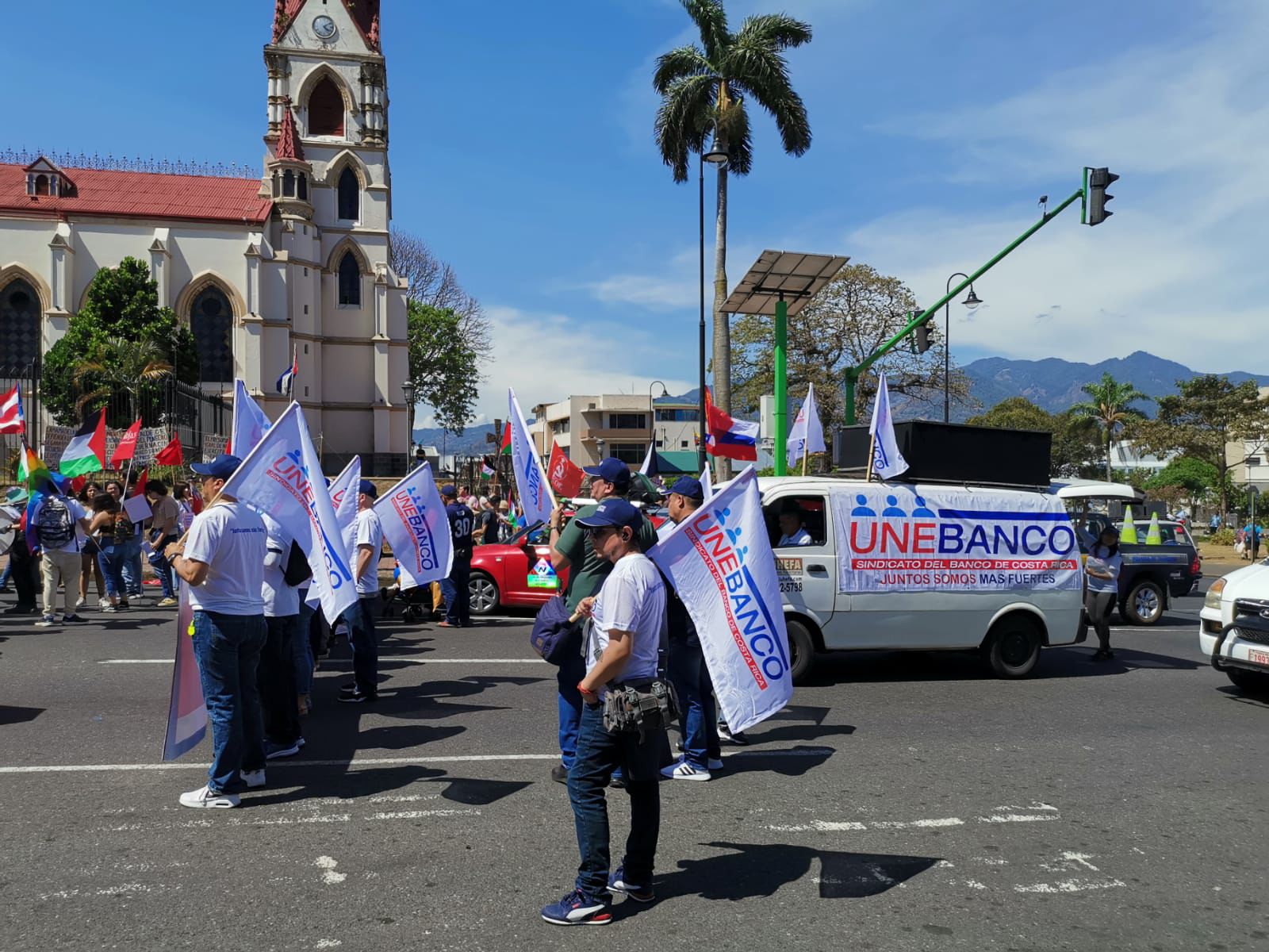 Trabajadores marcharon pidiendo soluciones a problemas de salario, agua y por la no venta del BCR