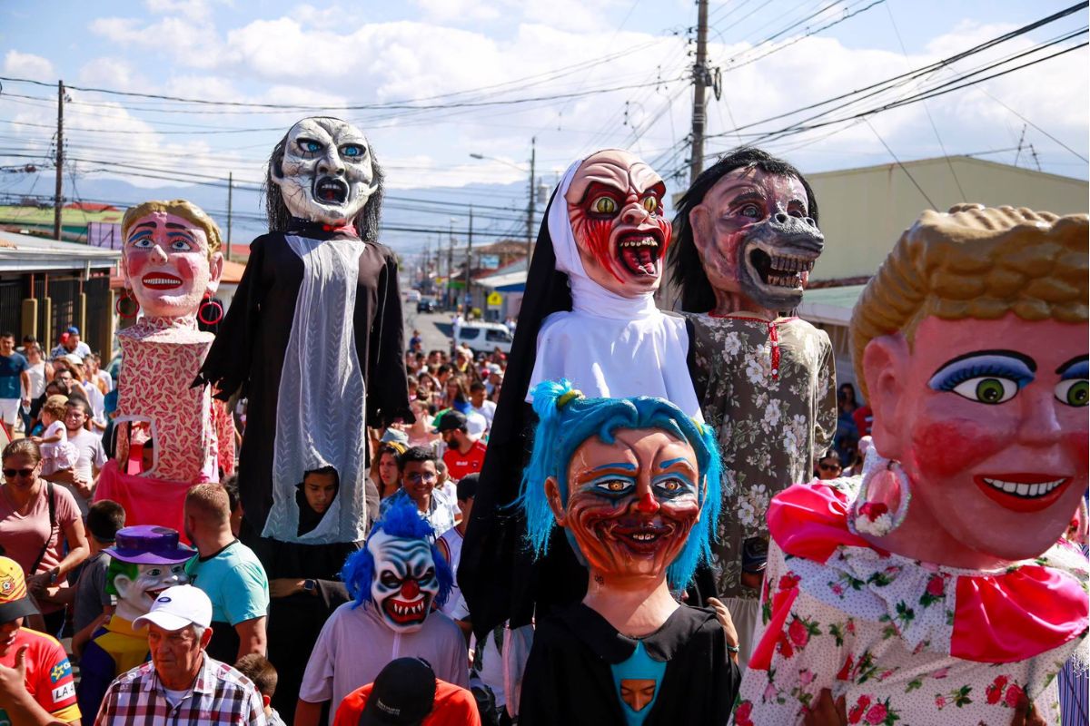 Biblioteca Nacional exhibe mascaradas tradicionales durante todo octubre