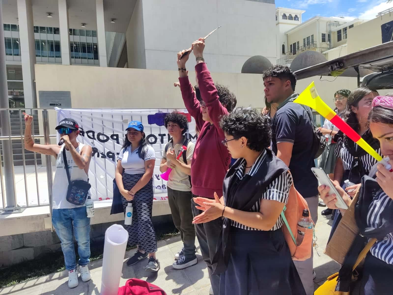 Estudiantes de secundaria se manifiestan frente a la Asamblea Legislativa exigiendo cambios en las pruebas diagnósticas