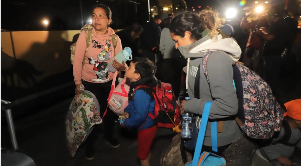 Parte hacia Venezuela avión con 115 migrantes varados en frontera Chile-Perú