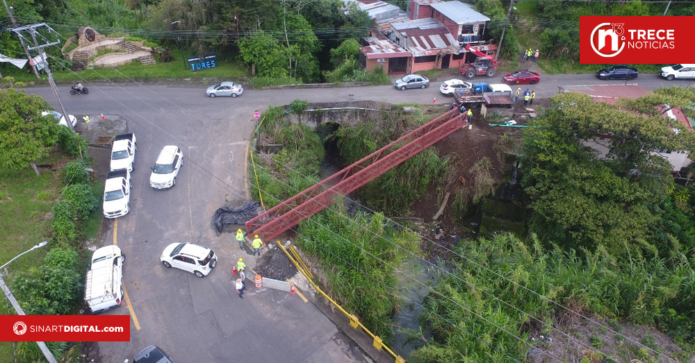 Instalan paso peatonal provisional en Santo Domingo como parte de proyecto de nuevo puente vehicular sobre el río Tures