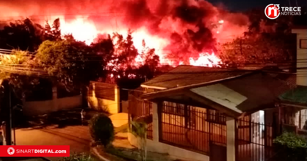 Voraz incendio consume mueblería y afecta 4 viviendas