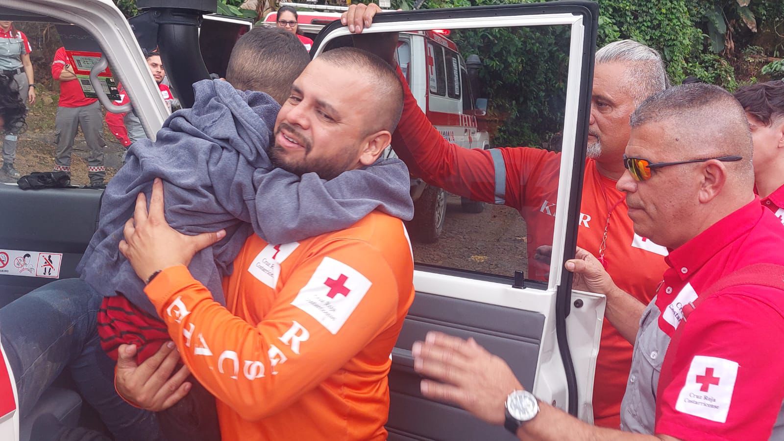 Niño sobrevive 15 horas perdido en la montaña tras accidente en Pérez Zeledón