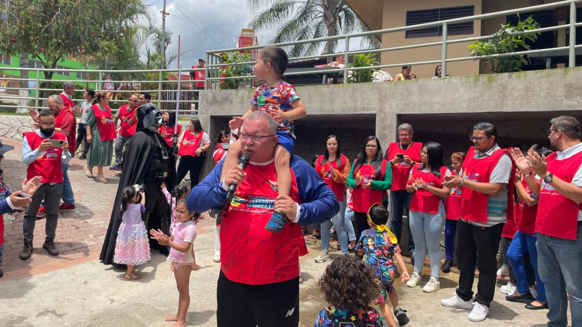 Niños de Obras del Espíritu Santo disfrutaron su día con una gran fiesta y reciben apoyo visual