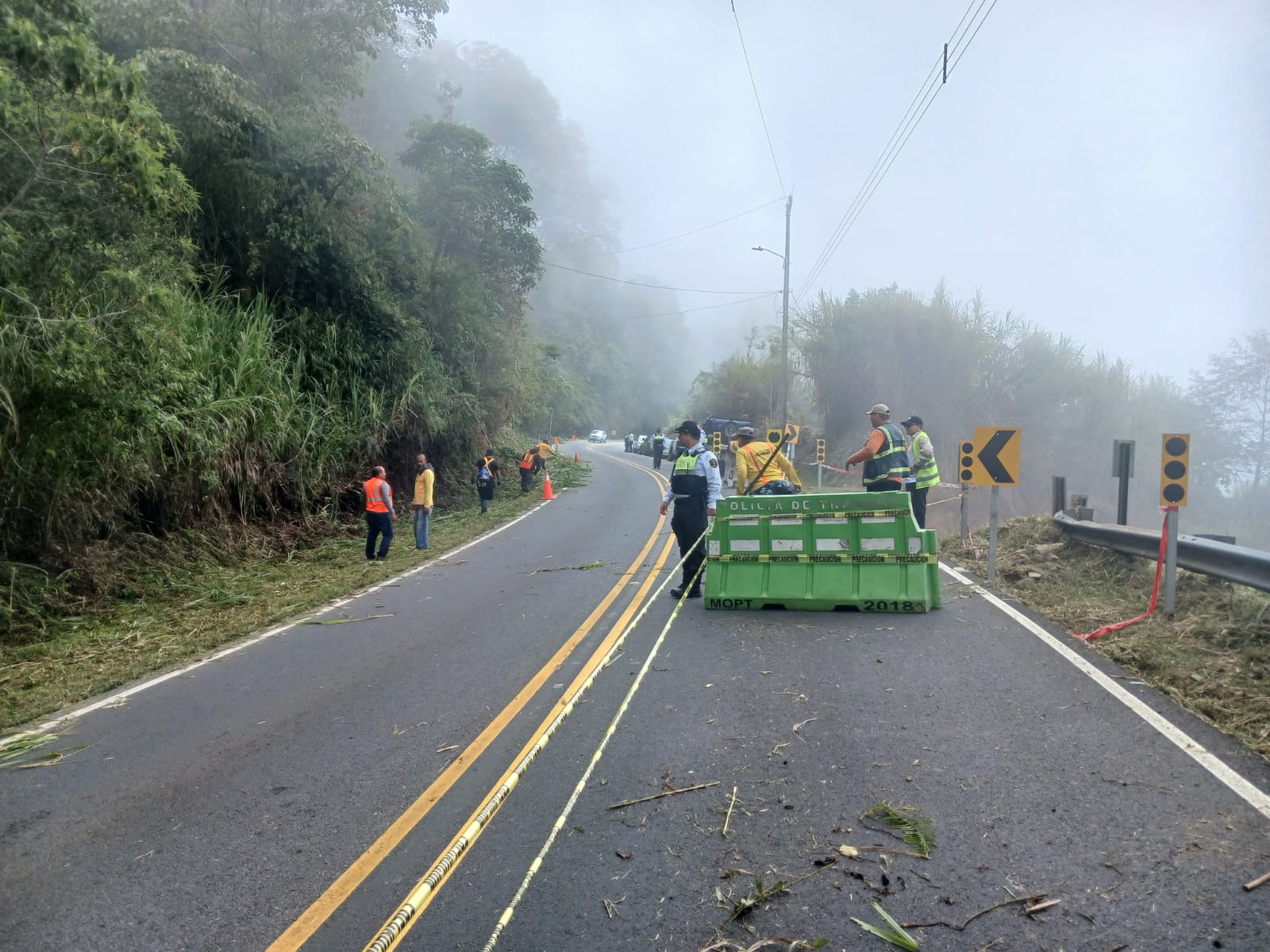 ¡Atención conductores! MOPT cerró 100 m de un carril en el Cerro de la Muerte por deslizamiento 