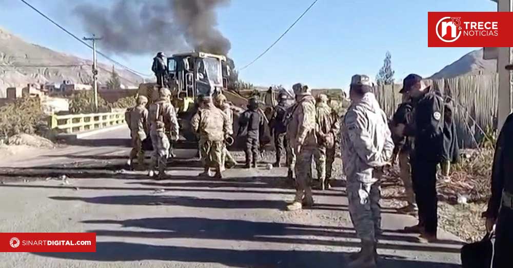 Policías y militares desbloquean en La Paz ruta crítica para el paso de alimentos