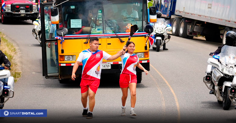 Estudiantes se relevan para correr por tramos.