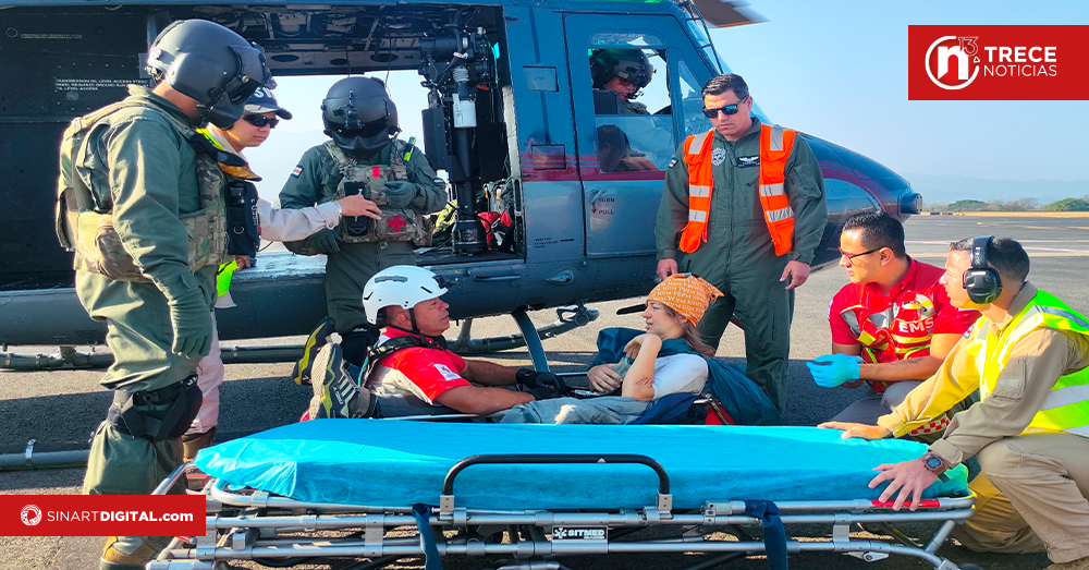 Rescatan a turistas que cayeron a precipicio en el Volcán Turrialba. 