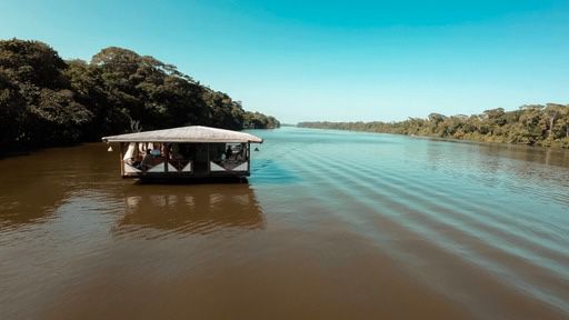 En Río Tortuguero sorprenden a los turistas con un restaurante flotante