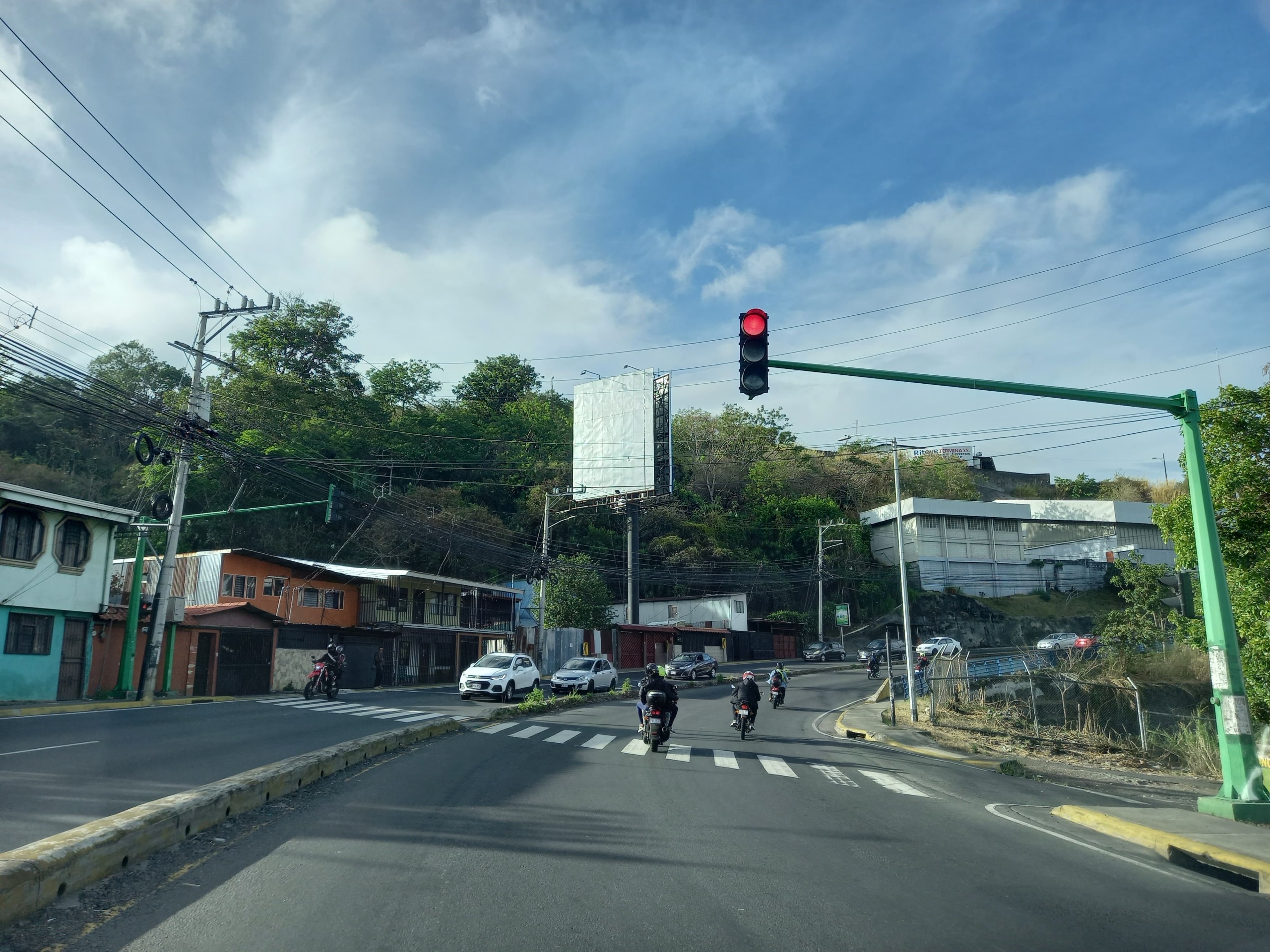 Policía de Tránsito multa cinco conductores al día por irrespetar luz roja de semáforo