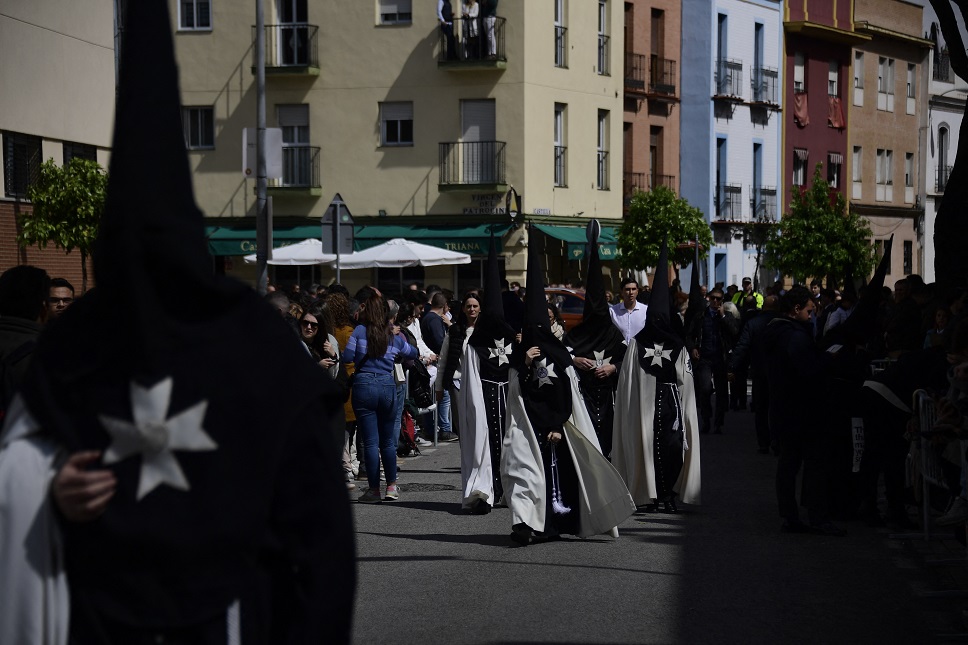 La lluvia frustra las procesiones del Viernes Santo en la ciudad española de Sevilla