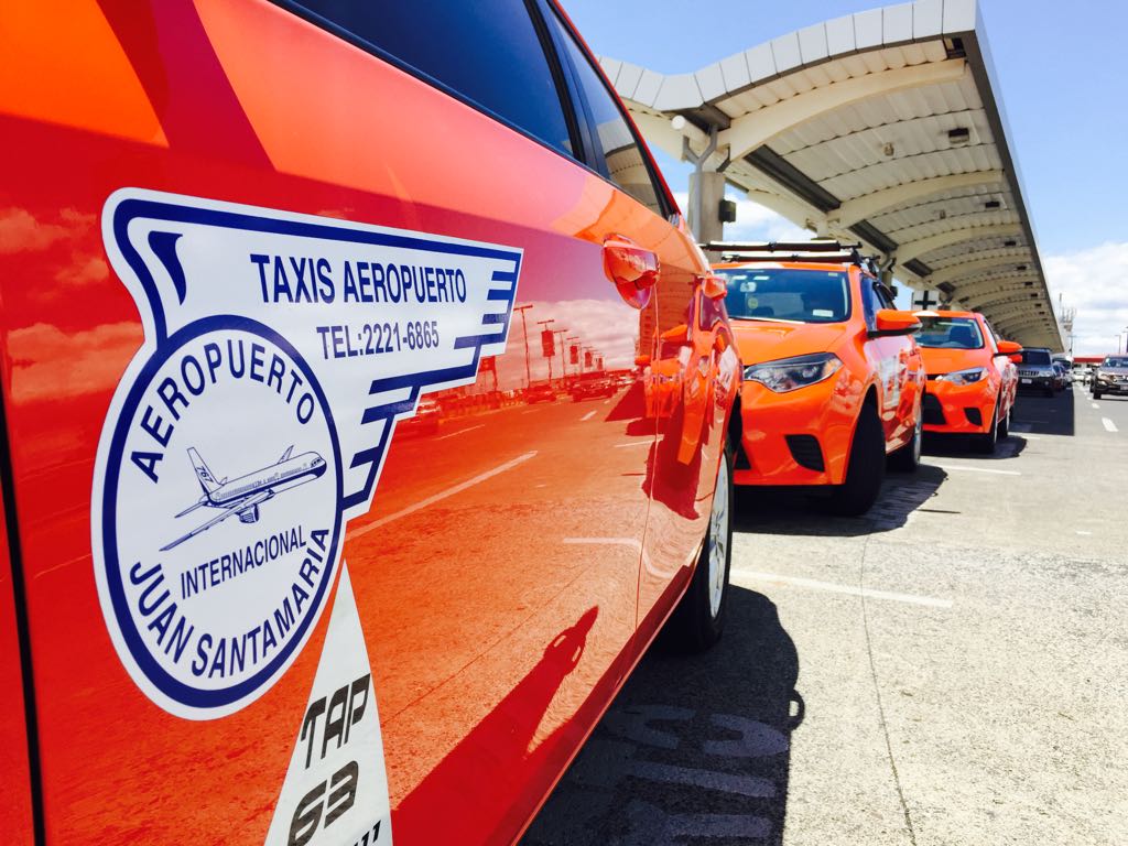 Aresep propone rebaja de 360 colones en taxis del aeropuerto 