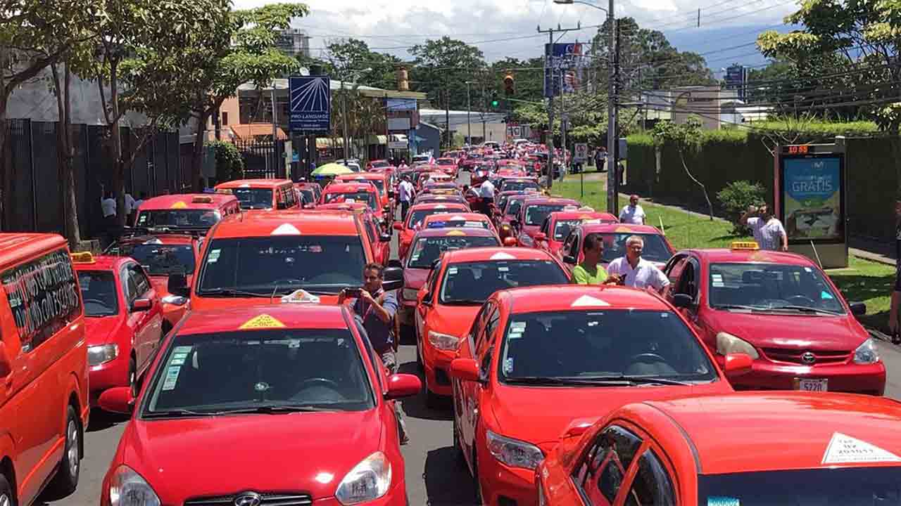 Taxis rojos dan también servicio en plataformas digitales