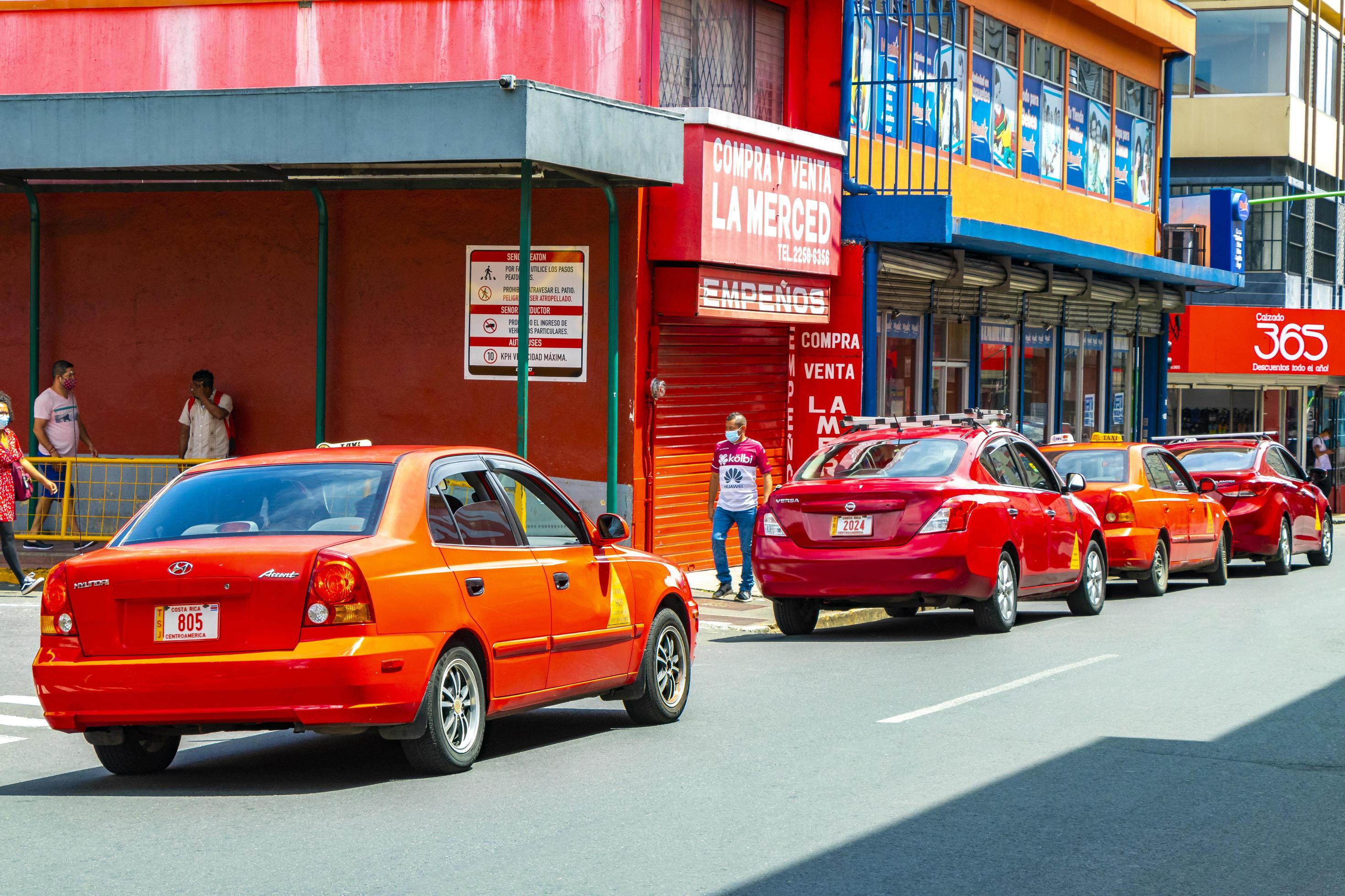 Más de 3000 taxis rojos fuera de operación por plataformas digitales