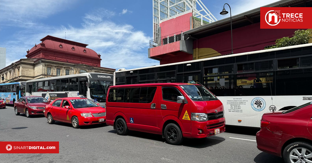 Taxistas y autobuseros marchan hacia la Asamblea Legislativa en protesta por regulaciones al transporte
