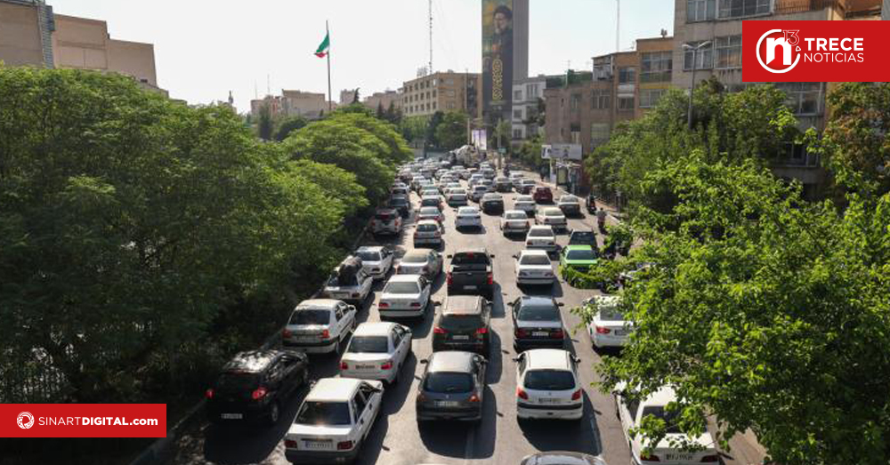 Habitantes de Teherán tratan de huir de la capital y se crean gigantescos atascos