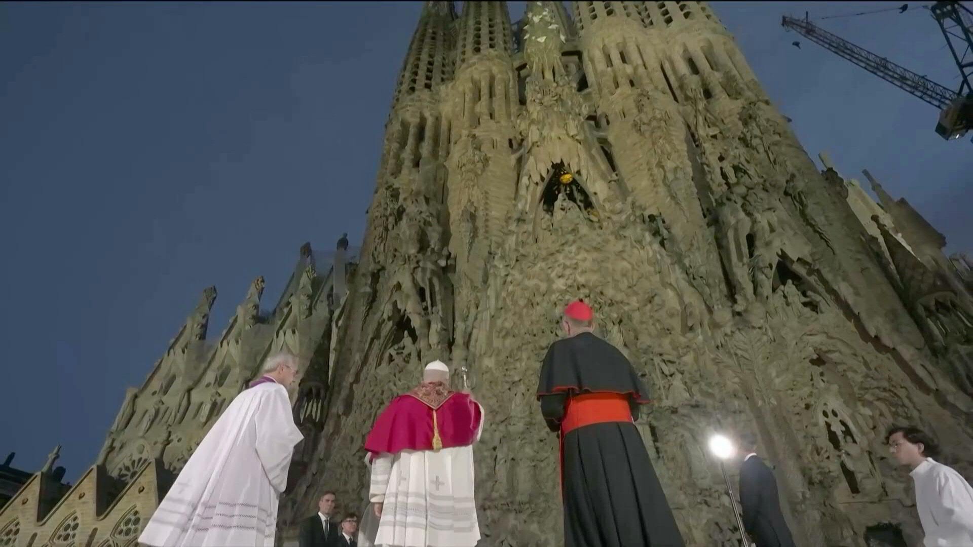 El papa bendice la alta torre de la Sagrada Familia de Barcelona tras una majestuosa misa