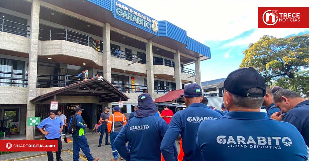 Trabajadores de la Municipalidad de Garabito mantienen huelga por reclamo salarial