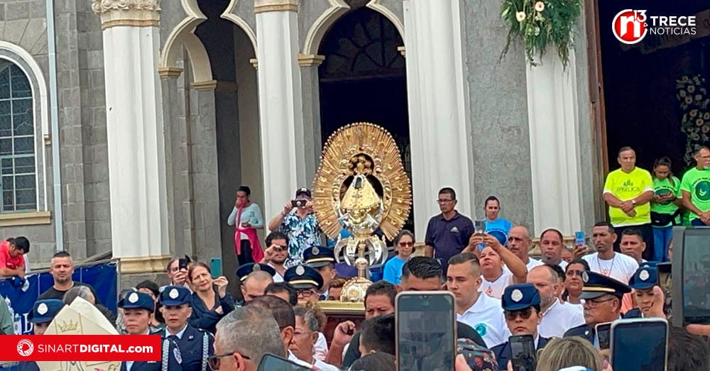 Romeros acompañan a la negrita en misa de vestición