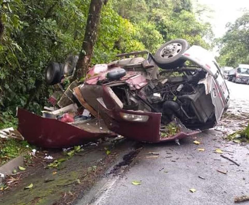 Ruta 32 está cerrada por vuelco de vehículo 