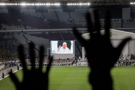 El papa cierra su visita a Yakarta con una misa gigante y pidiendo 